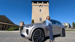 Volvo XC90, il grande suv svedese non va in pensione e rinasce in versione ibrida