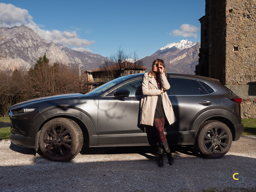 Mazda CX 30 2025 lato donna occhiali