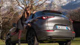 Mazda CX 30 2025 posteriore donna