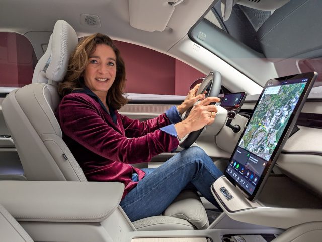Volvo ES90 guida