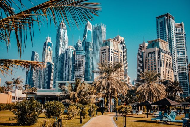 noleggio auto donne Emirati grattacieli