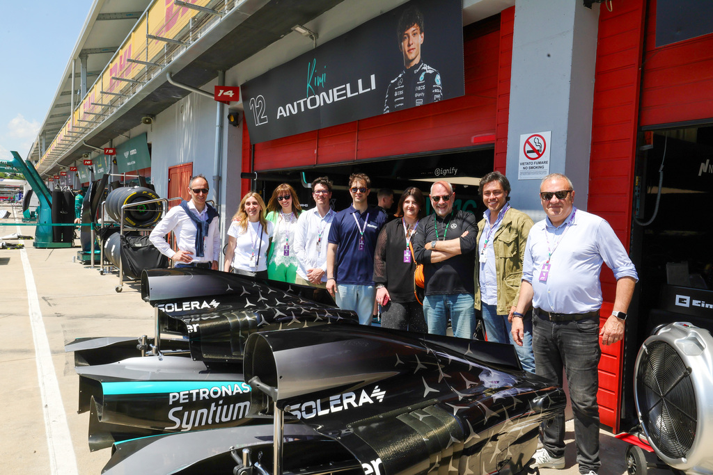 AMG F1 Imola box Antonelli gruppo