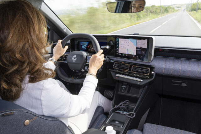 crossover elettrico compatto Renault guida