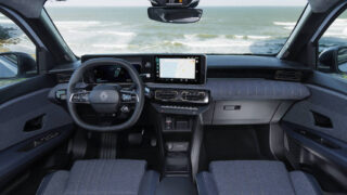 crossover elettrico compatto Renault plancia