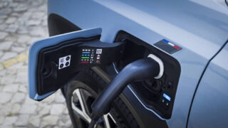 crossover elettrico compatto Renault ricarica