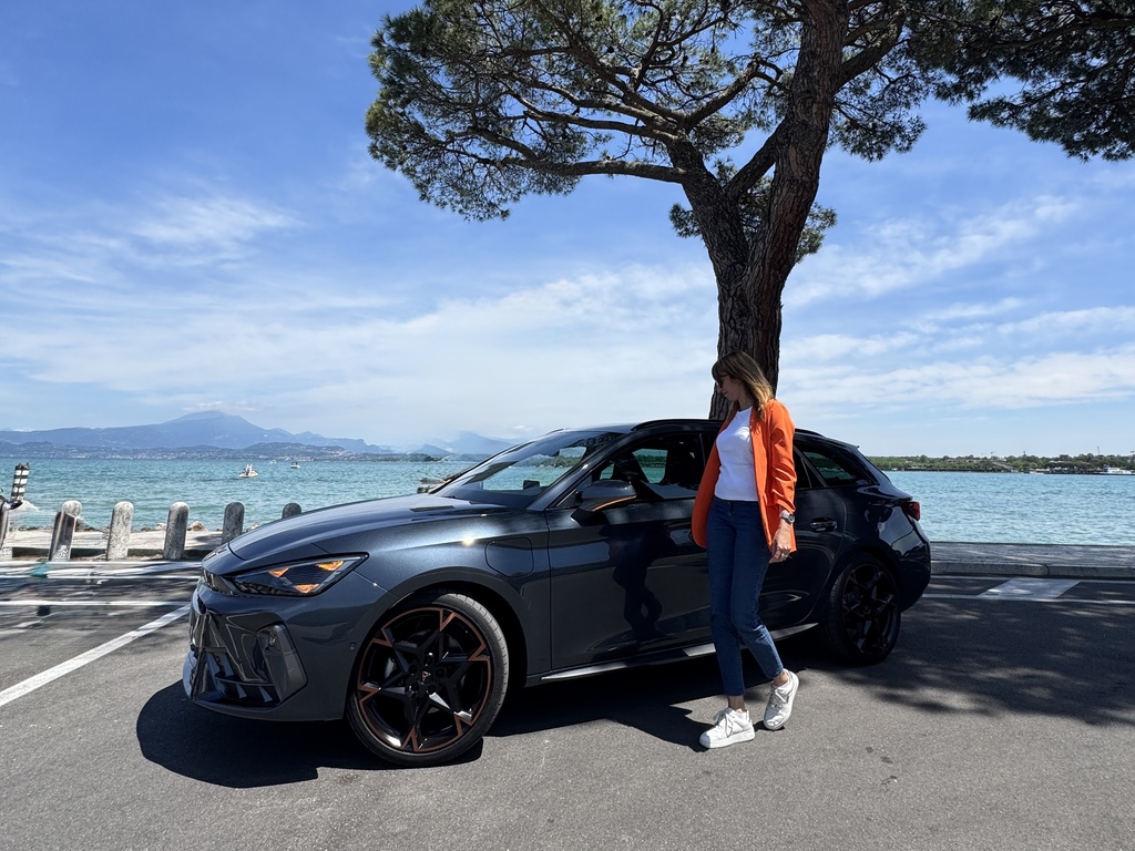 CUPRA Leon Sportstourer e-hybrid donna copertina
