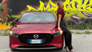 Mazda 3 MY 2025 anteriore donna