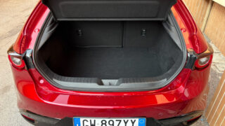 Mazda 3 MY 2025 bagagliaio frontale