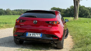 Mazda 3 MY 2025 dietro