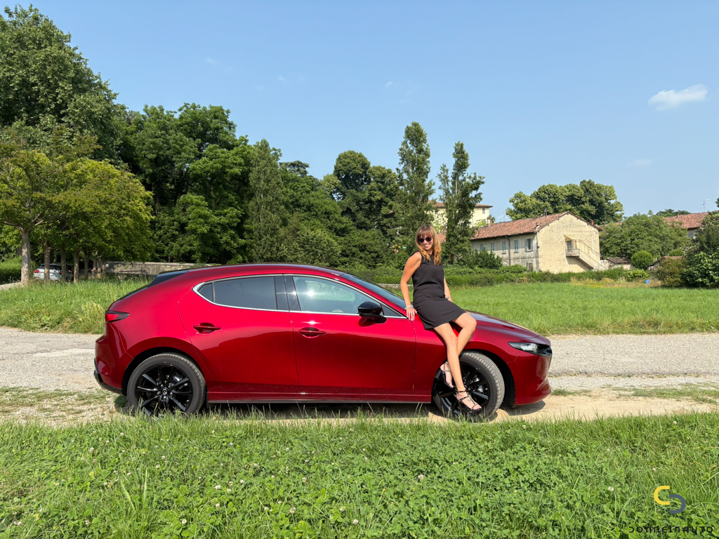 Mazda 3 MY 2025 donna laterale