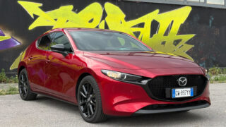 Mazda 3 MY 2025 frontale murales