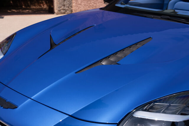 Aston Martin Vanquish Volante cofano