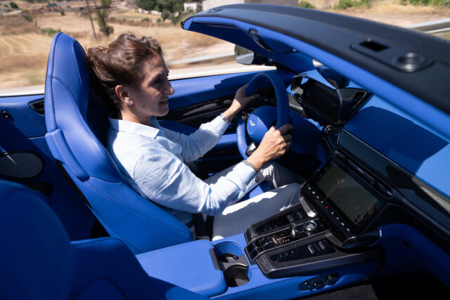 Aston Martin Vanquish Volante interno 2