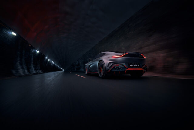 Aston Martin Vantage S dietro 