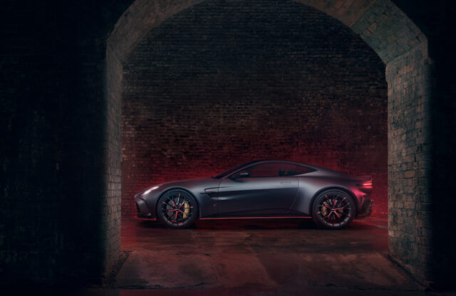 Aston Martin Vantage S fianco