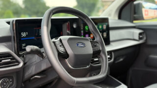 Ford E Tourneo Courier dettaglio volante