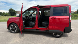 Ford E Tourneo Courier interni portiere aperte