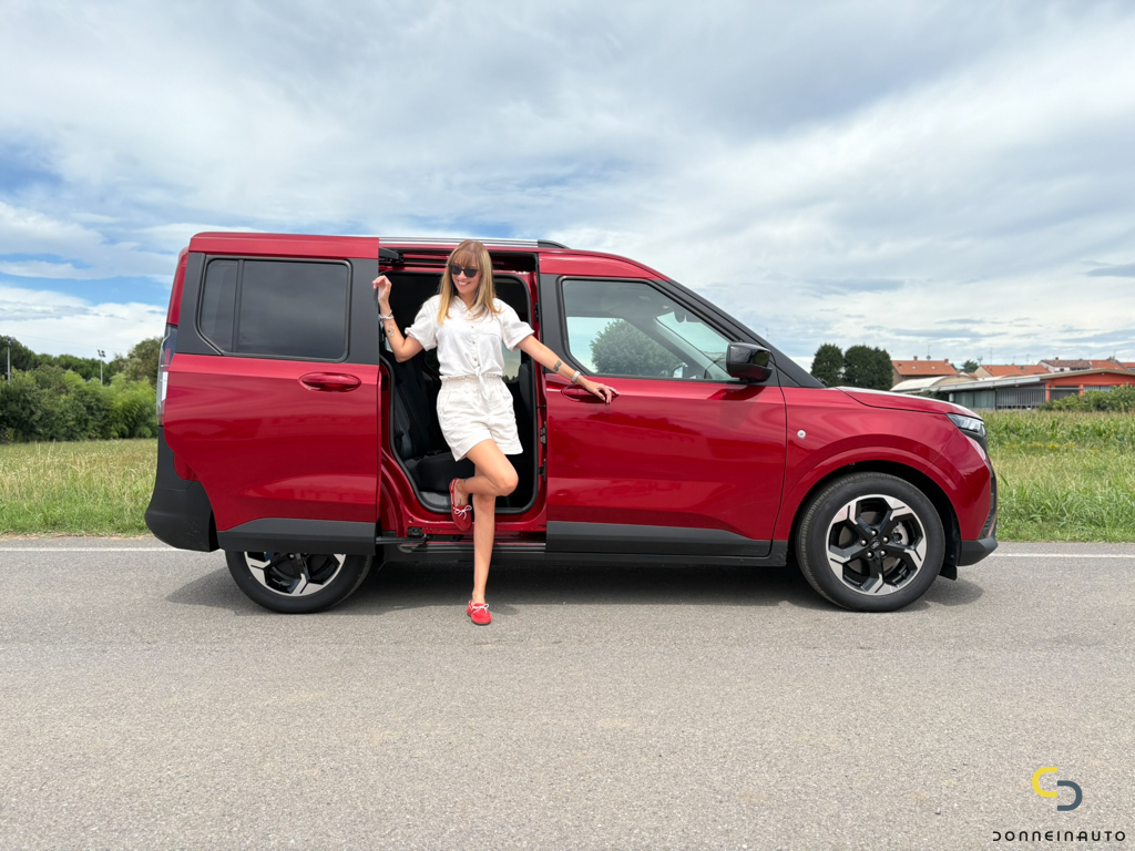 Ford E Tourneo Courier laterale
