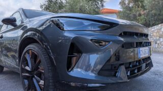 Cupra Formentor plug-in hybrid 204 cv fari