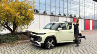 Hyundai Inster portiera donna
