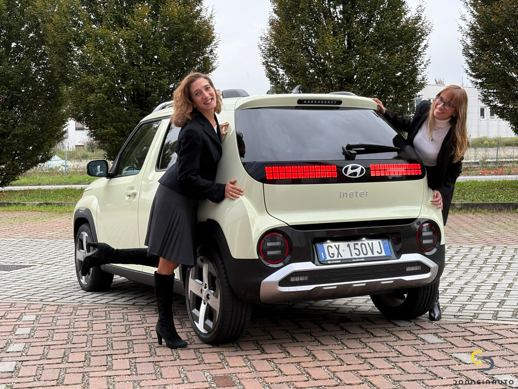 Hyundai Inster posteriore donne