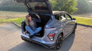 Hyundai Kona EV bagagliaio donna