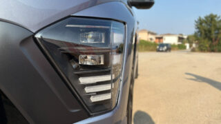 Hyundai Kona EV dettaglio fari anteriori