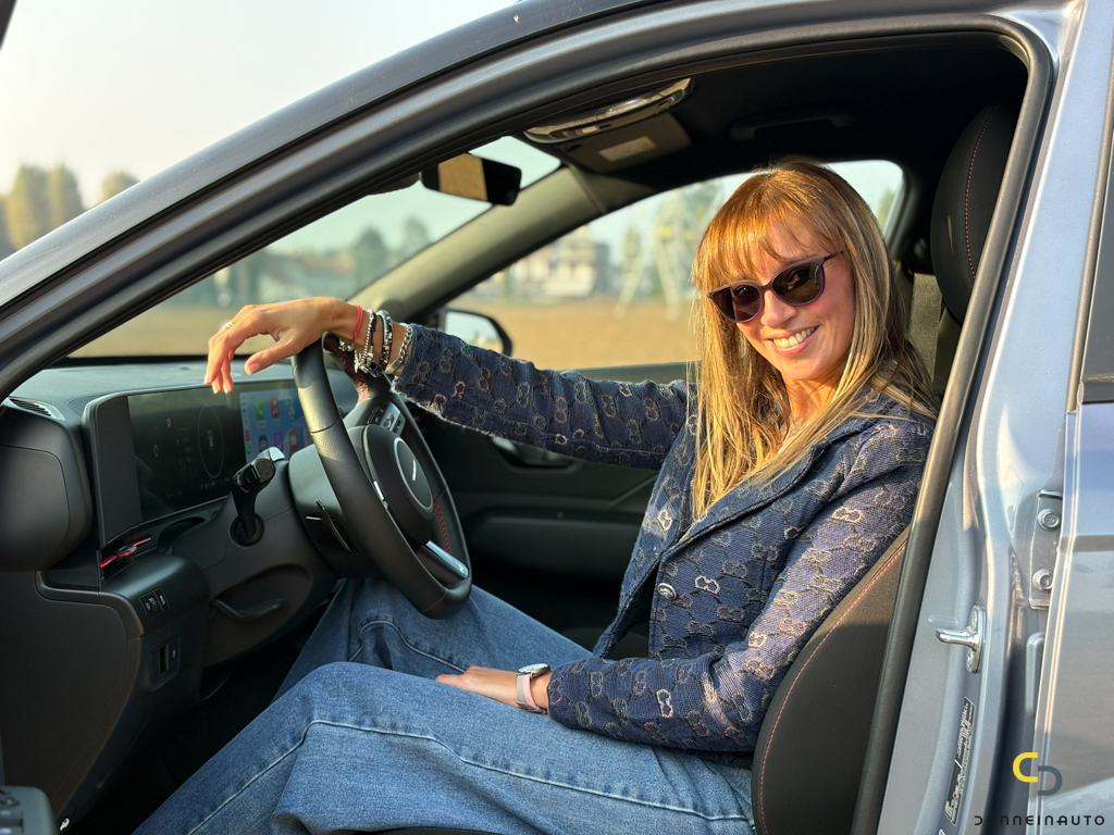 Hyundai Kona EV guida donna