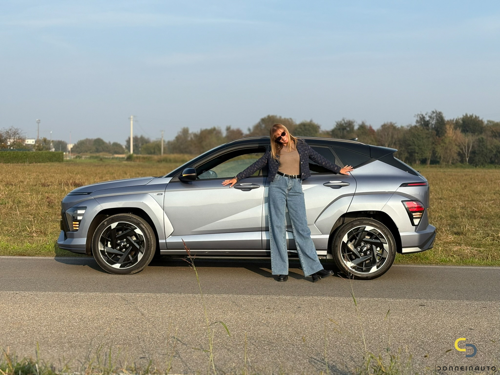 Hyundai Kona EV lato donna