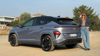 Hyundai Kona EV posteriore donna