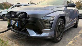 Hyundai Kona EV ricarica intera