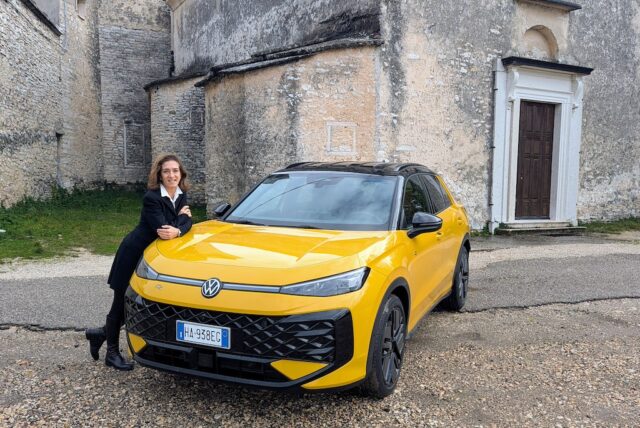 Nuova Volkswagen T-Roc cofano
