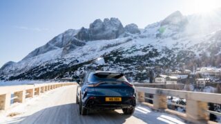 Aston Martin DBXS blu dietro