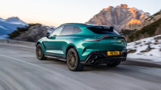 Aston Martin DBXS verde panning