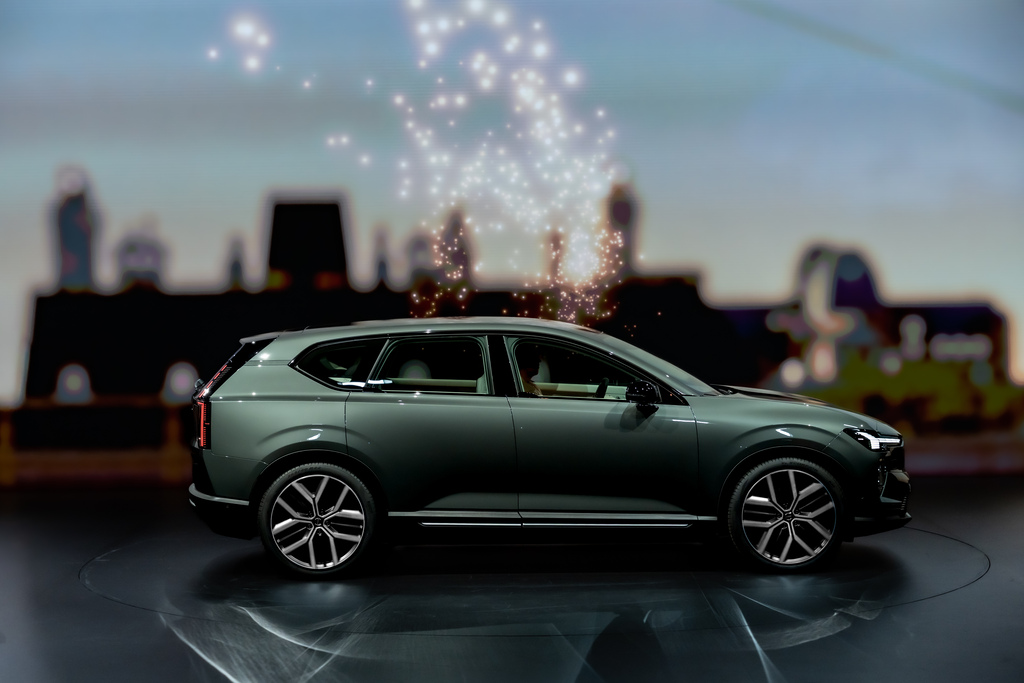 Volvo EX60 copertina