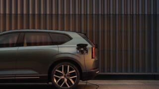 Volvo EX60 ricarica
