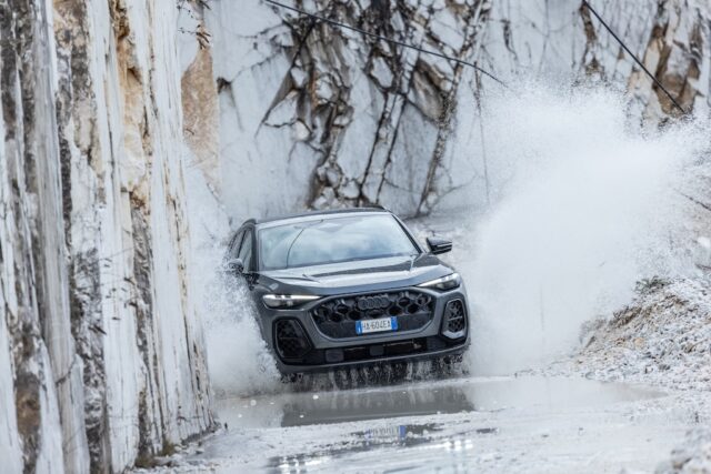 Audi Q5_e-Hybrid 2026 acqua frontale