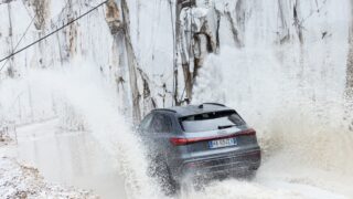 Audi Q5_e-Hybrid 2026 acqua posteriore
