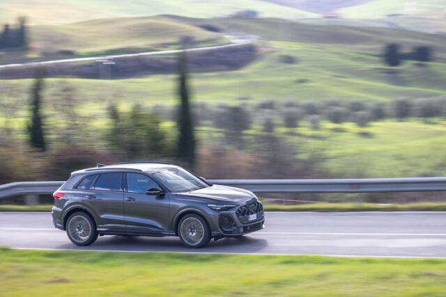 Audi Q5_e-Hybrid 2026 panning alto