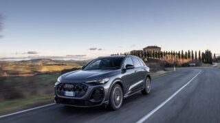 Audi Q5_e-Hybrid 2026 panning lato