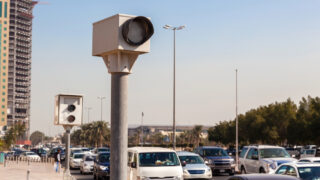 Autovelox fisso installato a bordo strada in area urbana
