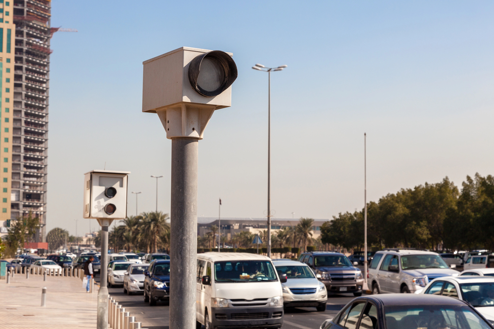 Autovelox fisso installato a bordo strada in area urbana