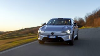 10 Nuova Volvo ES90 dinamica