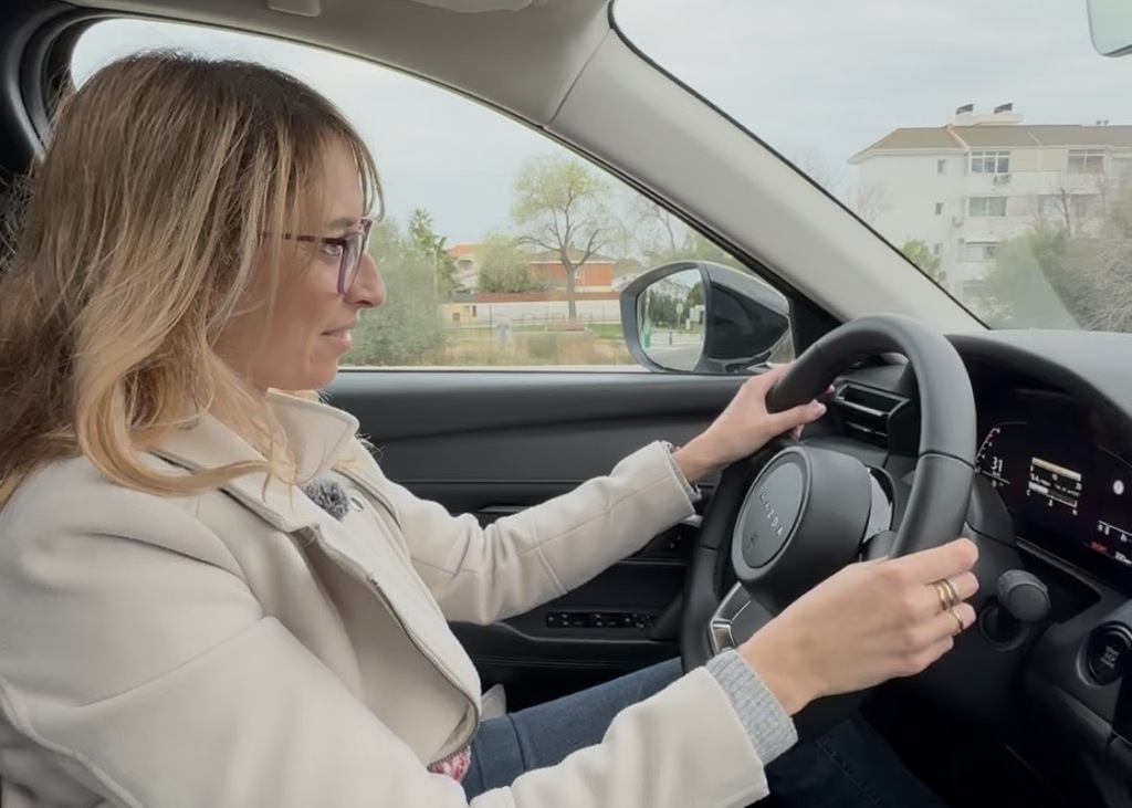 Nuova MazdaCX-5 guida donna