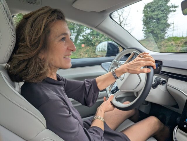 Nuova Volvo ES90 volante