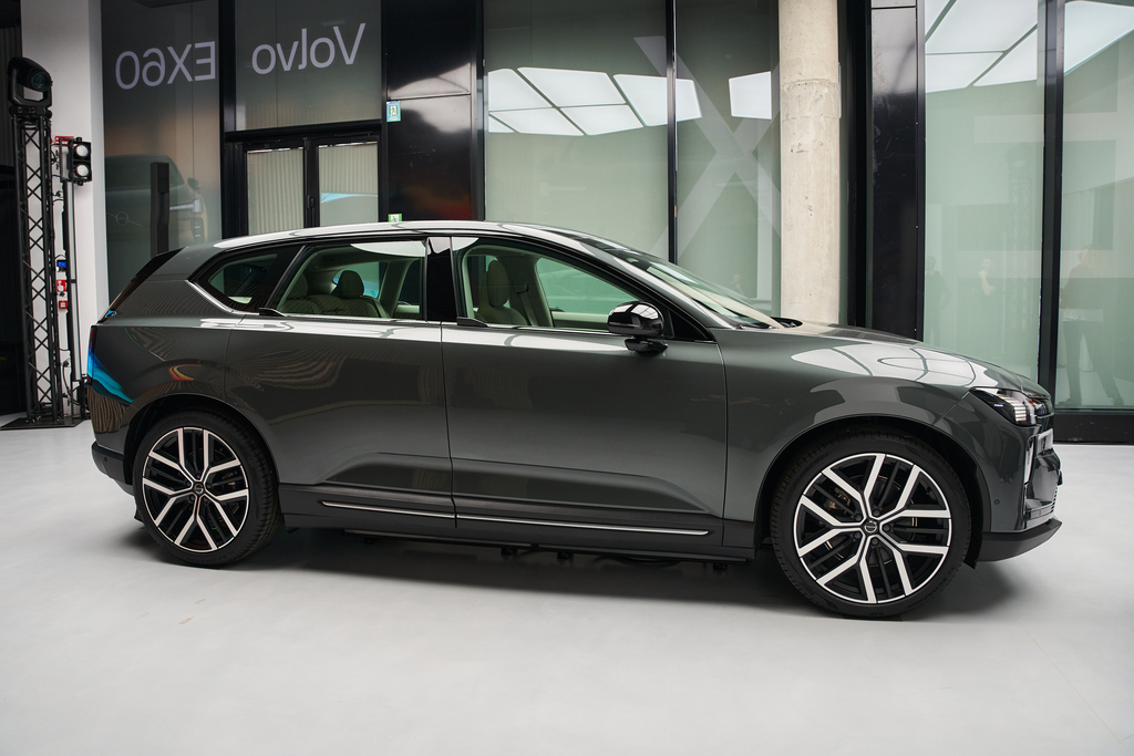 Volvo EX60 lato