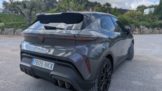 test drive CUPRA Raval posteriore riflessi