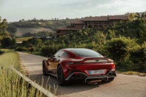 Aston Martin Vantage S colline