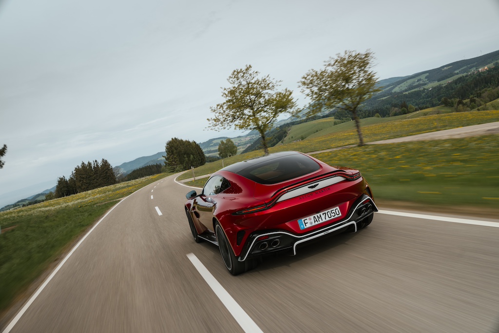 Aston Martin Vantage S curva