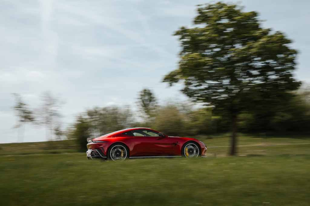 Aston Martin Vantage S panning